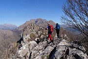 49 Avanti in cresta tra roccette per la terza cima, Corna Camozzera 